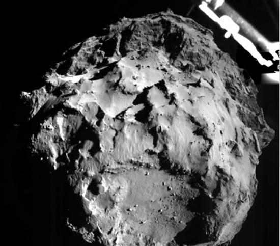 菲兰登陆前拍下彗星67P的照片，菲兰的部分降落器材亦被摄在图右上方。