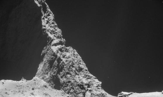 罗塞塔号上的摄录机，拍下彗星巨石嶙峋的表面。