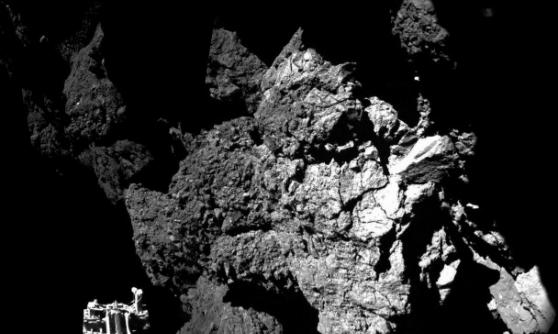 菲兰登陆彗星后，传回在地面拍摄的照片。