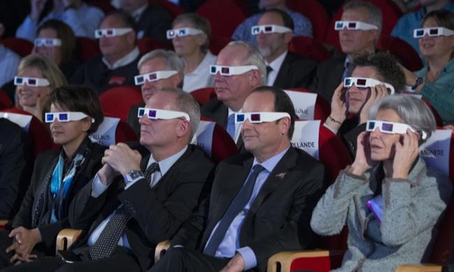 法国总统奥朗德(前中)等宾客戴上3D眼镜，在巴黎看罗塞塔号传送回来的片段。