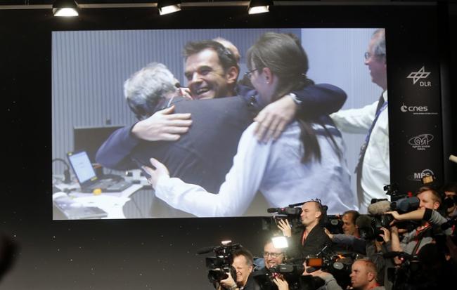 一众ESA科学家相拥祝贺菲兰登陆彗星。