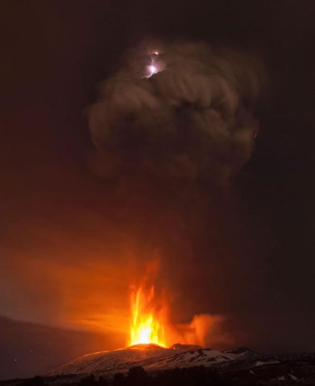 火山喷发碰上闪电