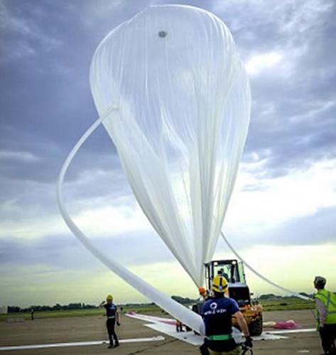 图为美国亚利桑那州商业气球航天公司“世界观公司”发射巨大翼伞。