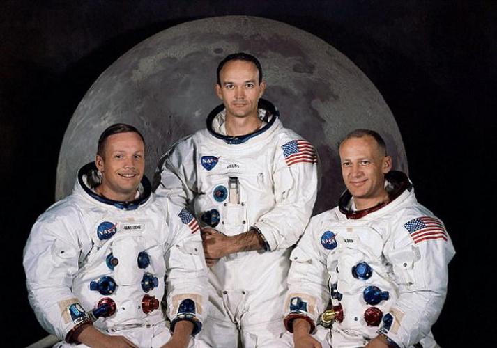 图中是阿波罗11号成员照片，图中右侧是巴兹-奥尔德森。