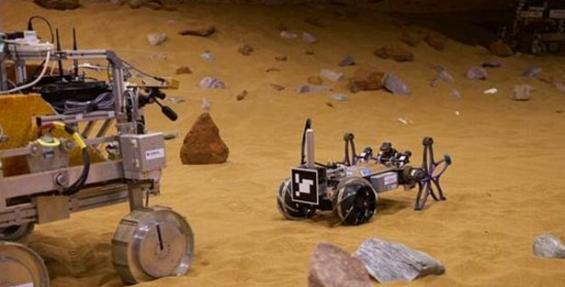 新一代的火星探测车(右)，其体积细小，主要辅助大型探测车。