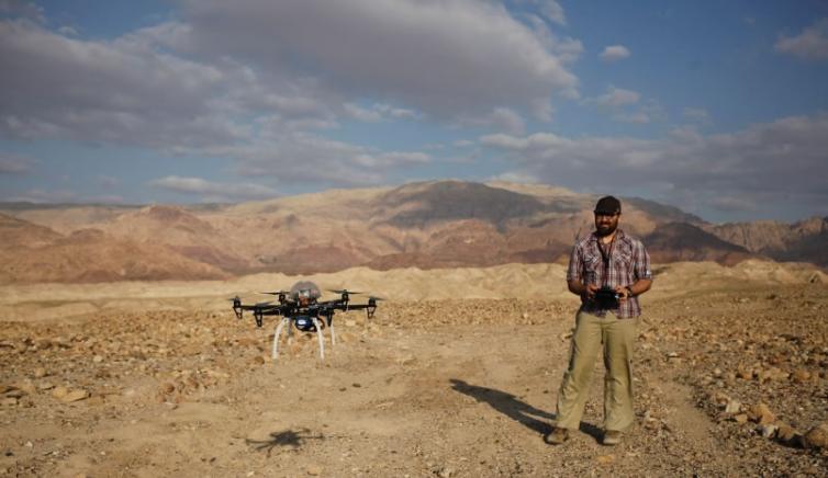 考古学家使用无人机来监视约旦一个古墓地的盗墓者