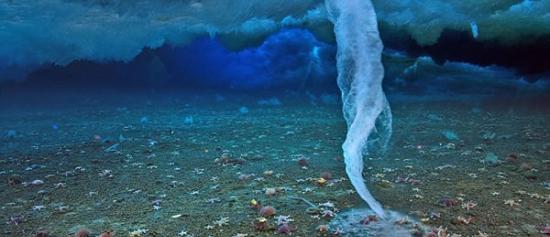 死亡冰柱掠过海底将杀死大量的海胆和海星，科学家首次观测到死亡冰柱现象是上世纪60年代，2011年才首次拍摄到死亡冰柱形成过程的视频
