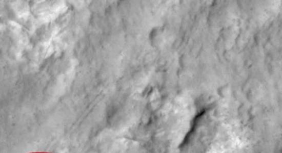 火星勘测轨道探测器拍摄到好奇号行驶的图像。