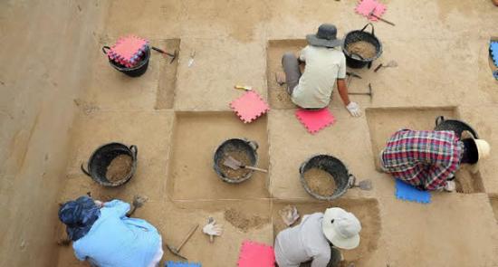 在宁夏水洞沟古人类文化遗址内，考古工作者正在进行发掘工作。