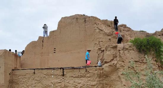 在宁夏水洞沟古人类文化遗址内，考古工作者正在进行发掘工作。