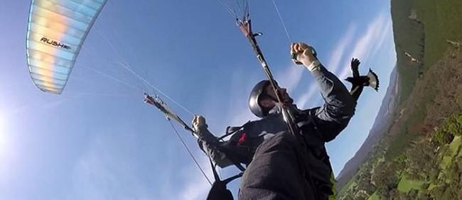 澳洲男子在维多利亚省独自玩滑翔伞时遇上两只喜鹊不断骚扰
