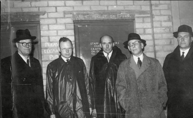 彭尼（左一）于1954年，警告苏联计划以核弹袭击伦敦。