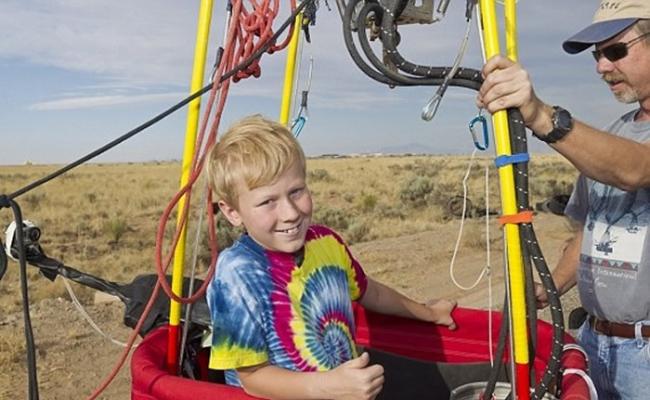 美国乔治亚州8岁男童JT Head独自驾乘热气球飞越索蒂谷刷新世界纪录
